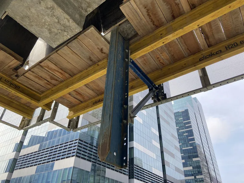 Paneles de encofrado modular en un muro de hormigón