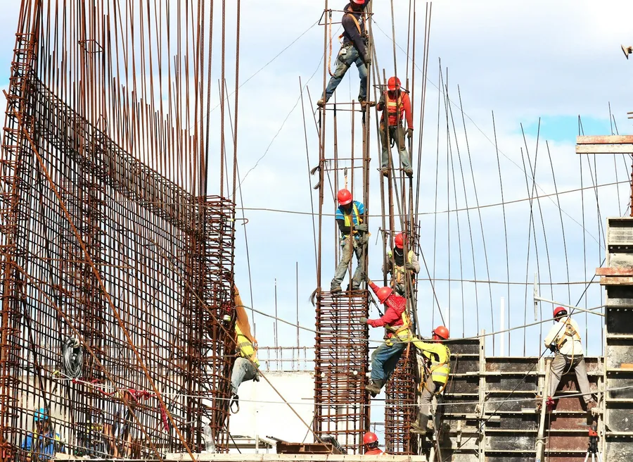 Equipo de encofradores de Encorovi trabajando en obra
